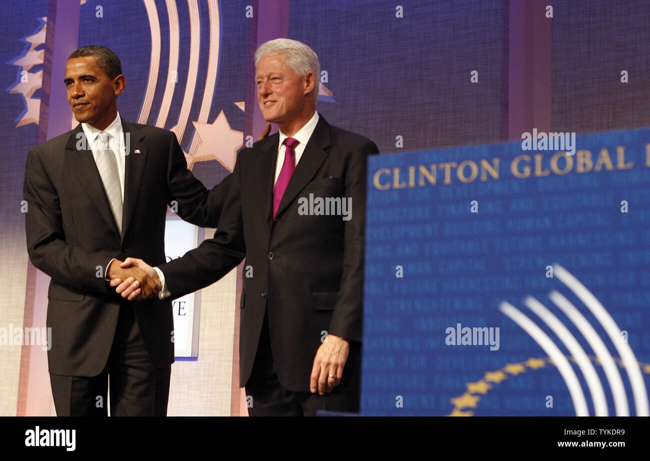 U.S. President Barack Obama (L) and former President Bill Clinton ...