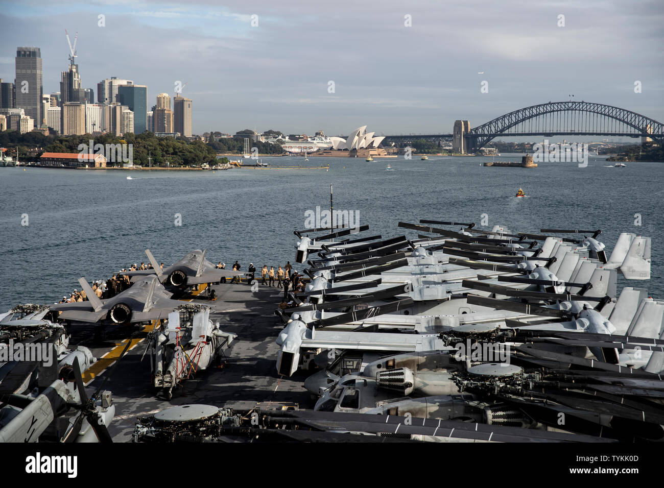 Marines and Sailors man the rails aboard the amphibious assault ship USS Wasp (LHD 1) as it arrives in Sydney for a port visit. The 31st Marine Expeditionary Unit, the Marine Corps' only continuously forward-deployed MEU, provides a flexible and lethal force ready to perform a wide range of military operations as the premier crisis response force in the Indo-Pacific region. (U.S Marine Corps Photo by Lance Cpl. Brennan M. Priest) Stock Photo