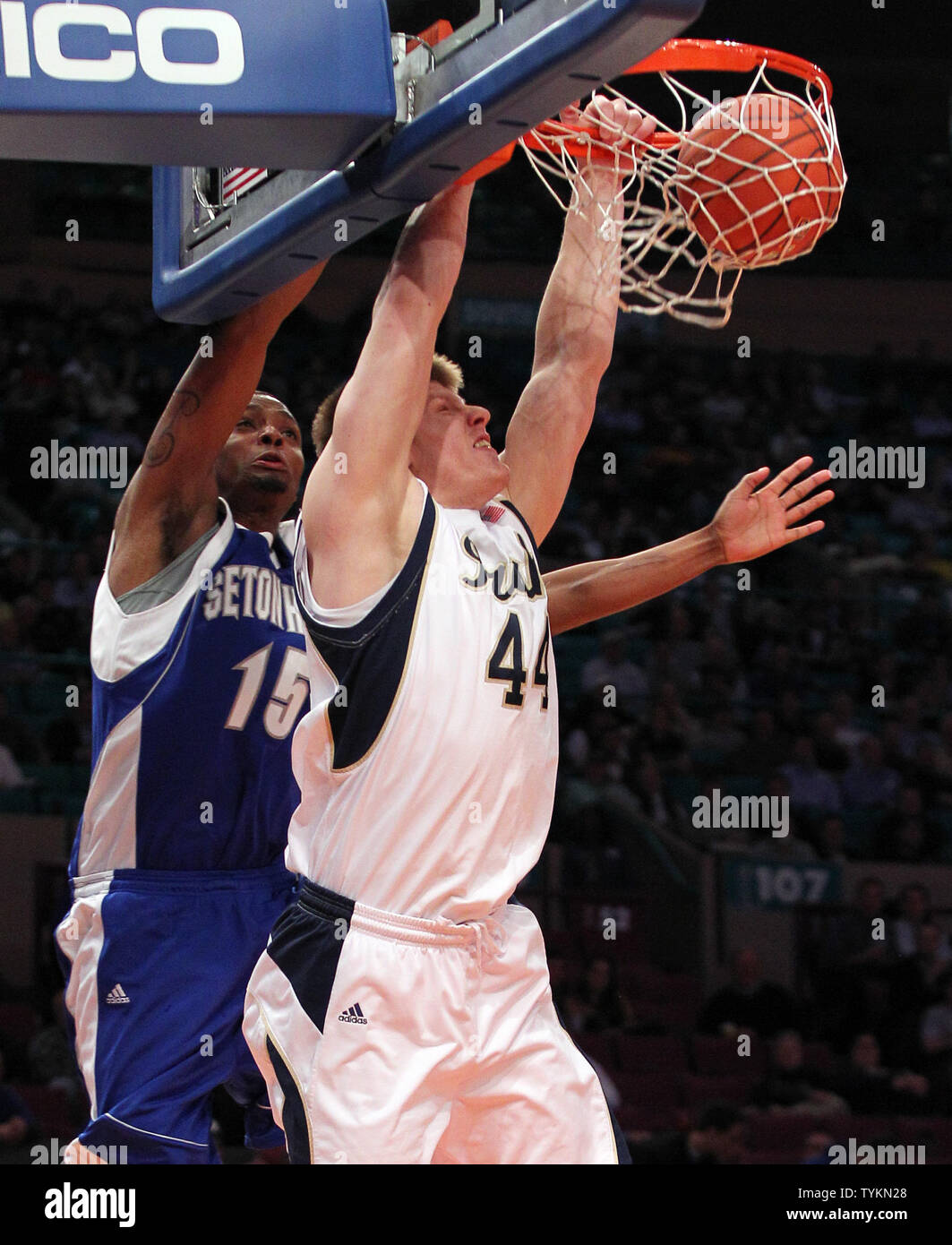 Notre Dame Fighting Irish Luke Harangody (44) dunks the basketball near