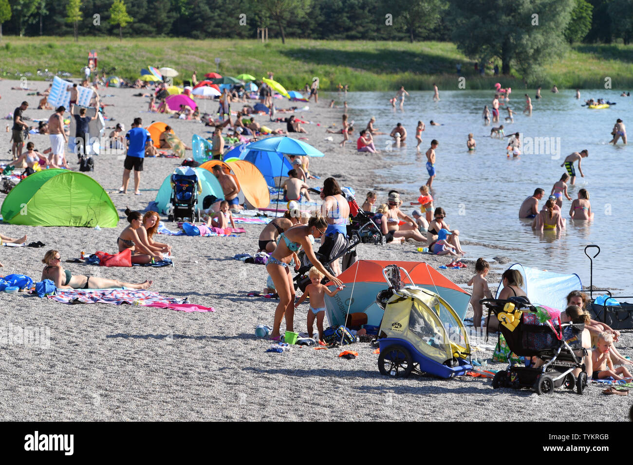 Hochbetrieb in summer heat at Bavaria's Badessen-as here the Riemer See ...