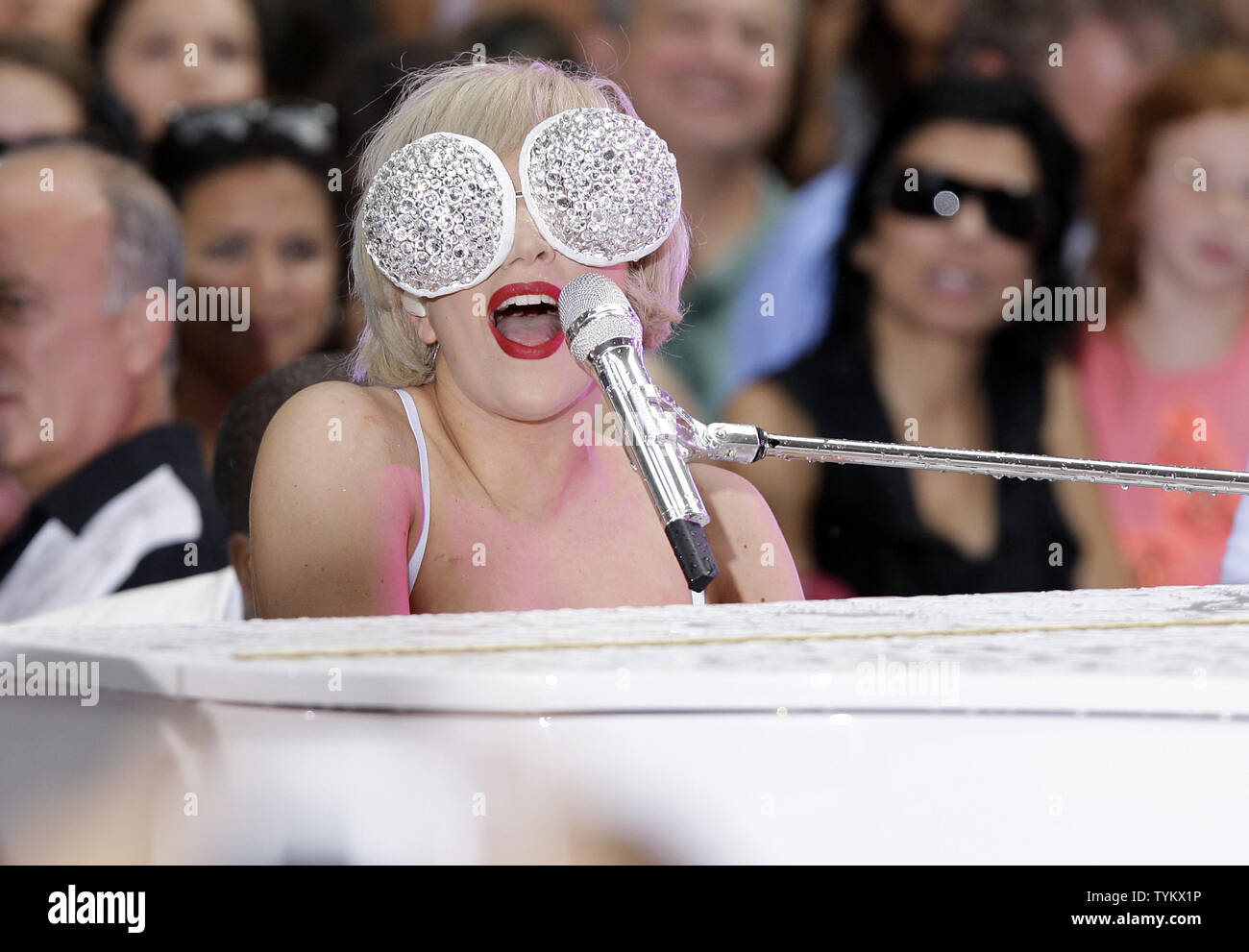День леди гаги. Леди Гага на фестивале Lollapalooza 2010. Леди Гага с микрофоном. Леди Гага в 23. Леди Гага Мем.