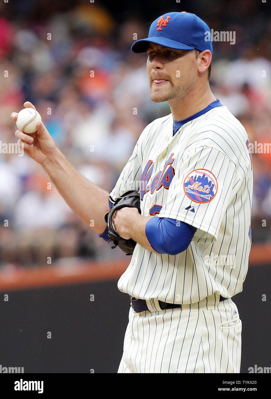 New York Mets starting pitcher Mike Pelfrey reacts after giving up a ...