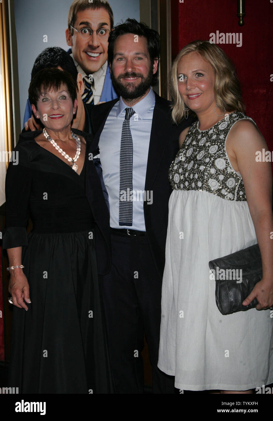 Paul rudd with wife and mother hi-res stock photography and images - Alamy