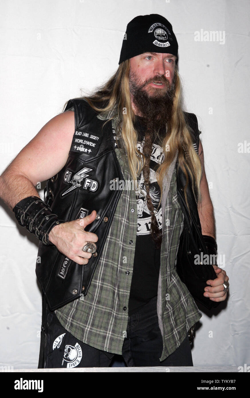 Zakk Wylde signs copies of his new album and magazine covers at Hudson News  in Grand Central Station in New York on August 20, 2010. UPI /Laura  Cavanaugh Stock Photo - Alamy