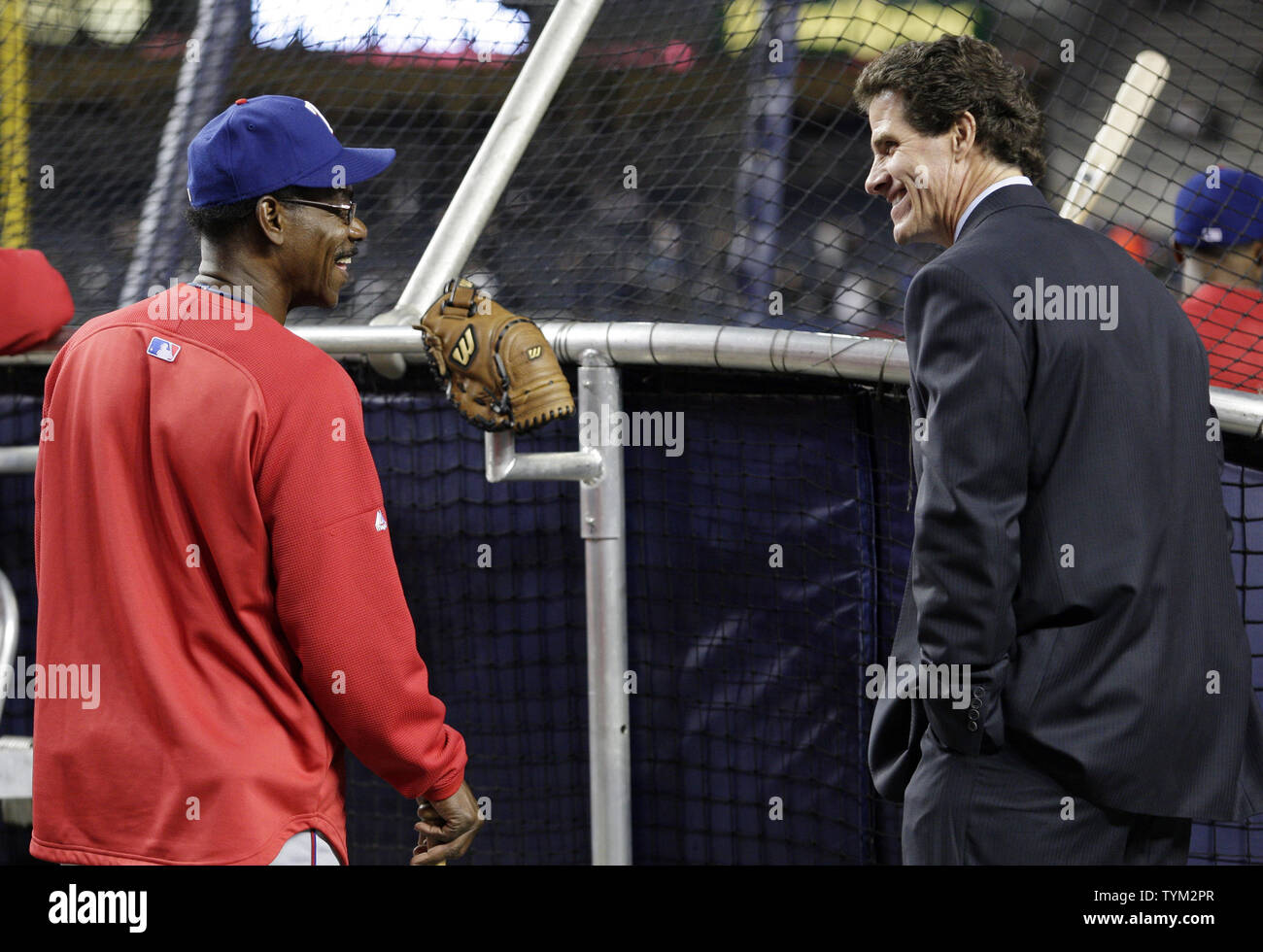 Texas Rangers manager Ron Washington talks with former New York Yankees