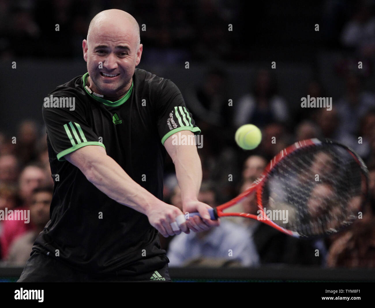 Pete Sampras hits a backhand in the second set against Roger