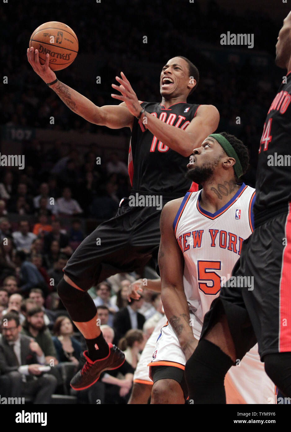 Toronto raptors demar derozan dunks hi-res stock photography and images -  Alamy