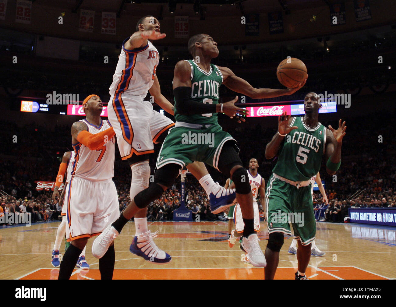 New York Knicks Jared Jeffries tries to block a shot from Boston ...