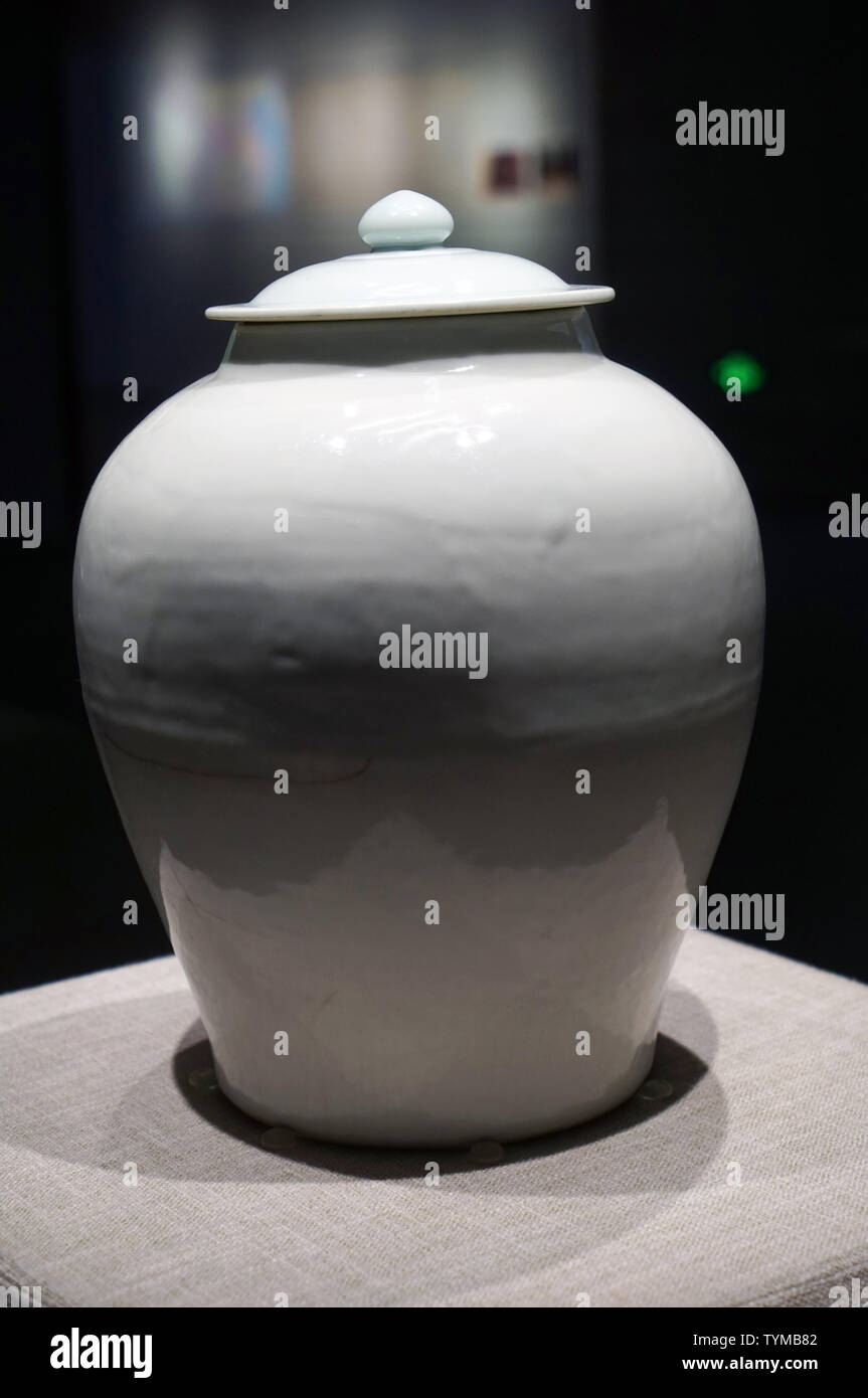 Ming dynasty pottery hires stock photography and images Alamy