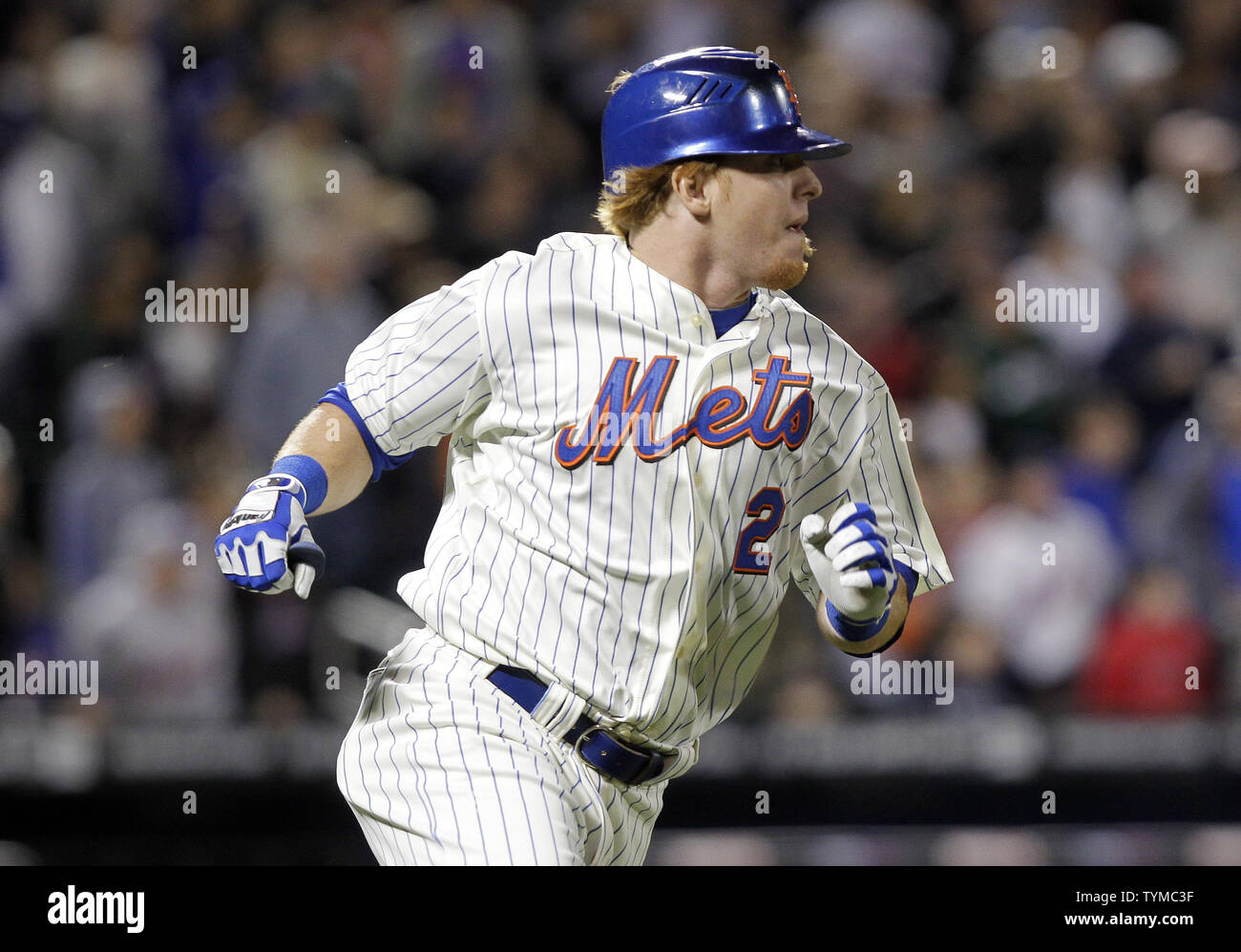 New York Mets Justin Turner runs to first base as he drives in 2 runs with  a single in the eighth inning against the Los Angeles Dodgers at Citi Field  in New