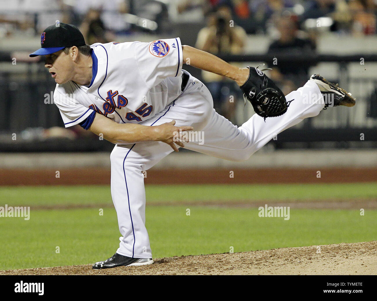 New York Mets closer Jason Isringhausen throws a pitch in the ninth