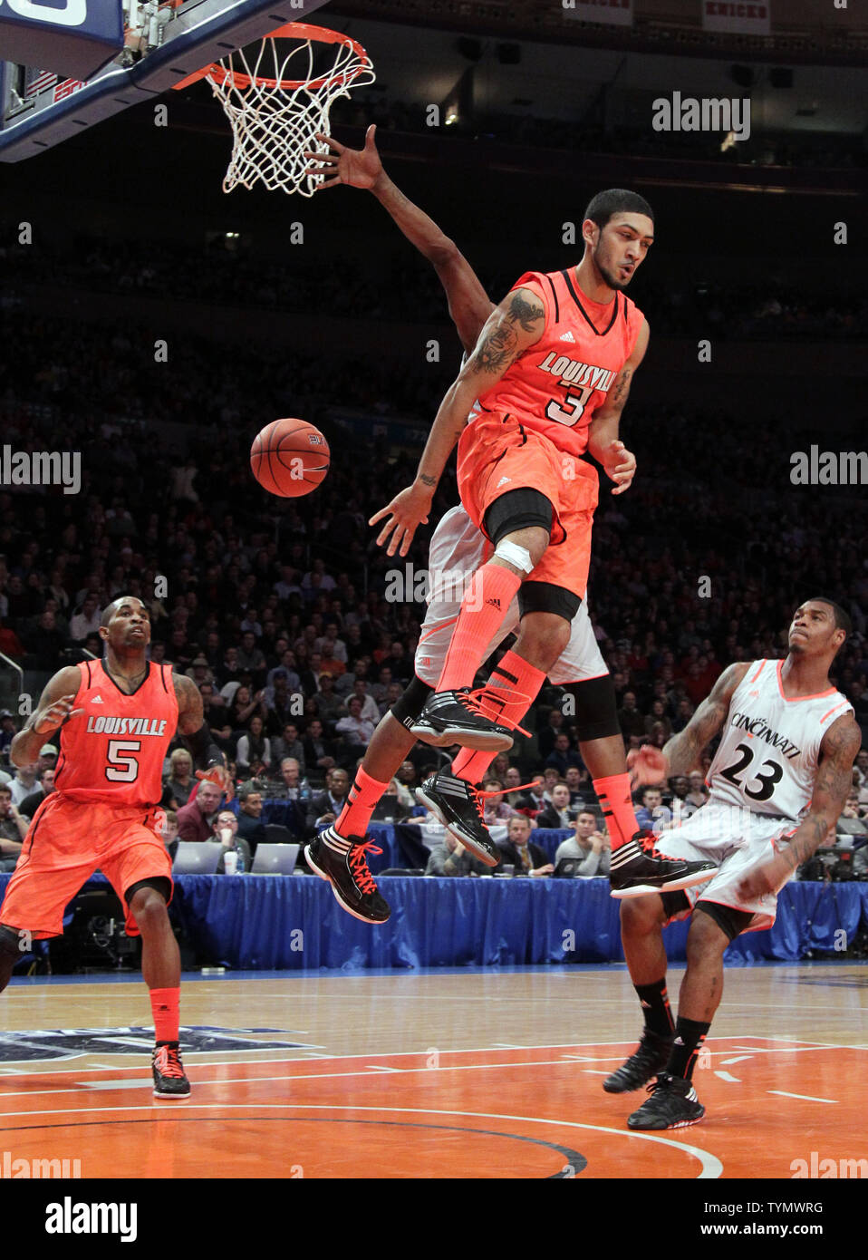 Basketball assist hi-res stock photography and images - Alamy