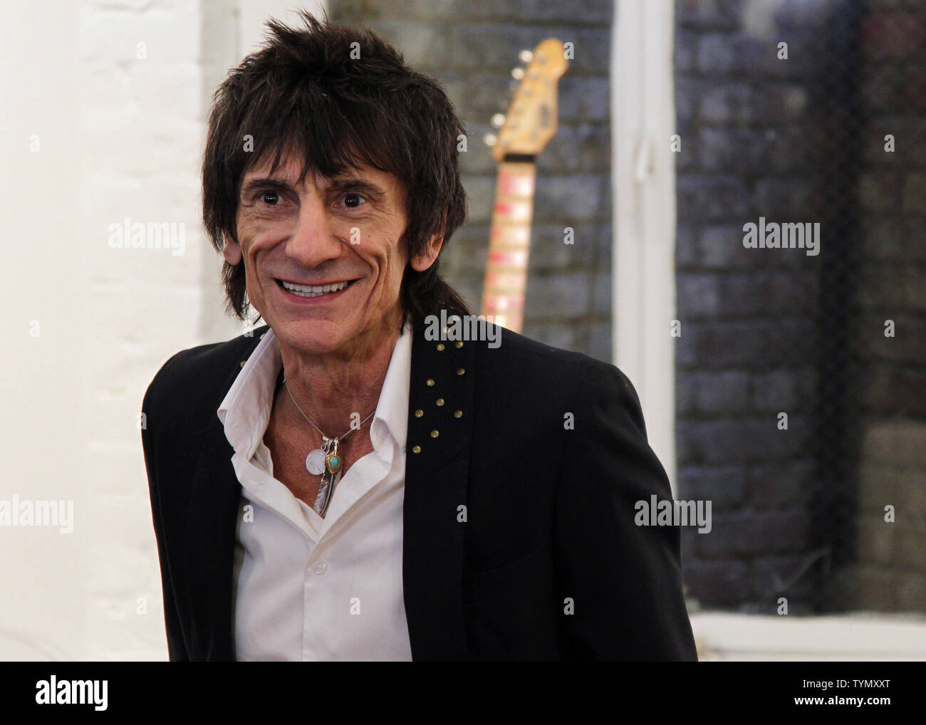 Ronald wood a managing. Ронни Вуд. Ронни Вуд музыкант. Ронни Вуд в молодости. Джо Ховард и Ронни Вуд.