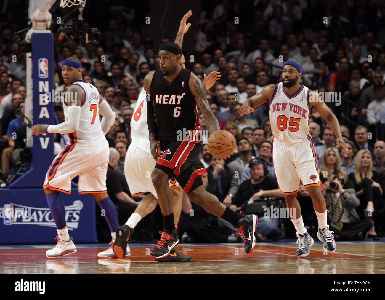 In brief: Melo leads Knicks over LeBron, Heat