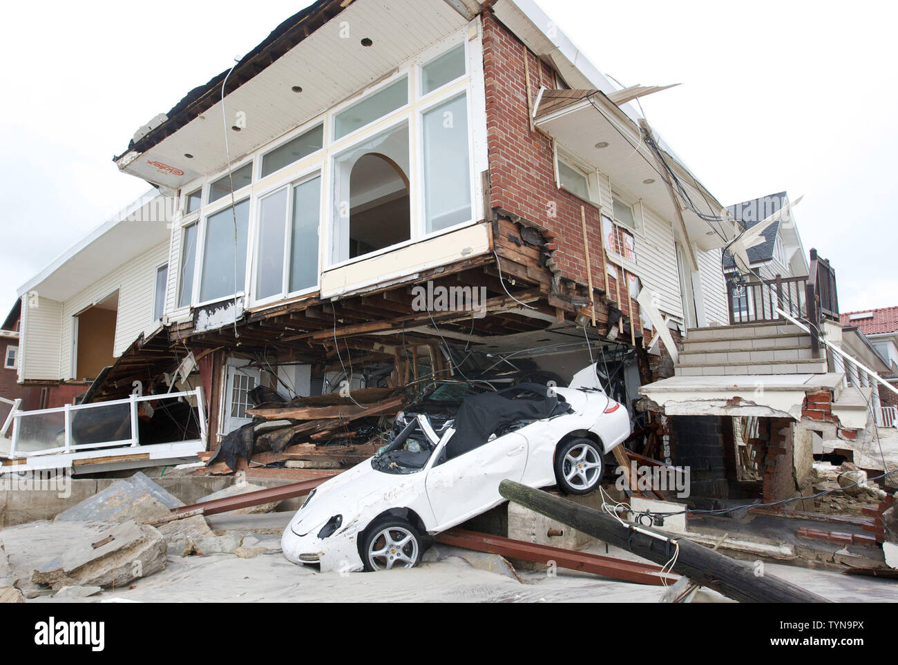 разрушения от торнадо в сша. дом после торнадо. разбитые дома. рухнул каркасный дом. ветра разрушения.