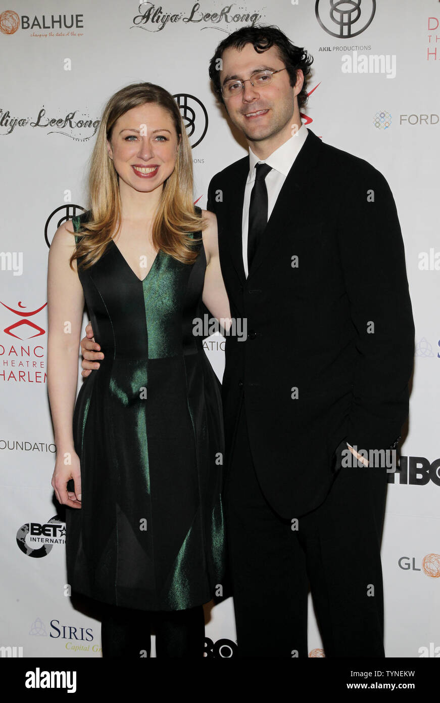 Chelsea Clinton and Marc Mezvinsky arrive on the red carpet at the