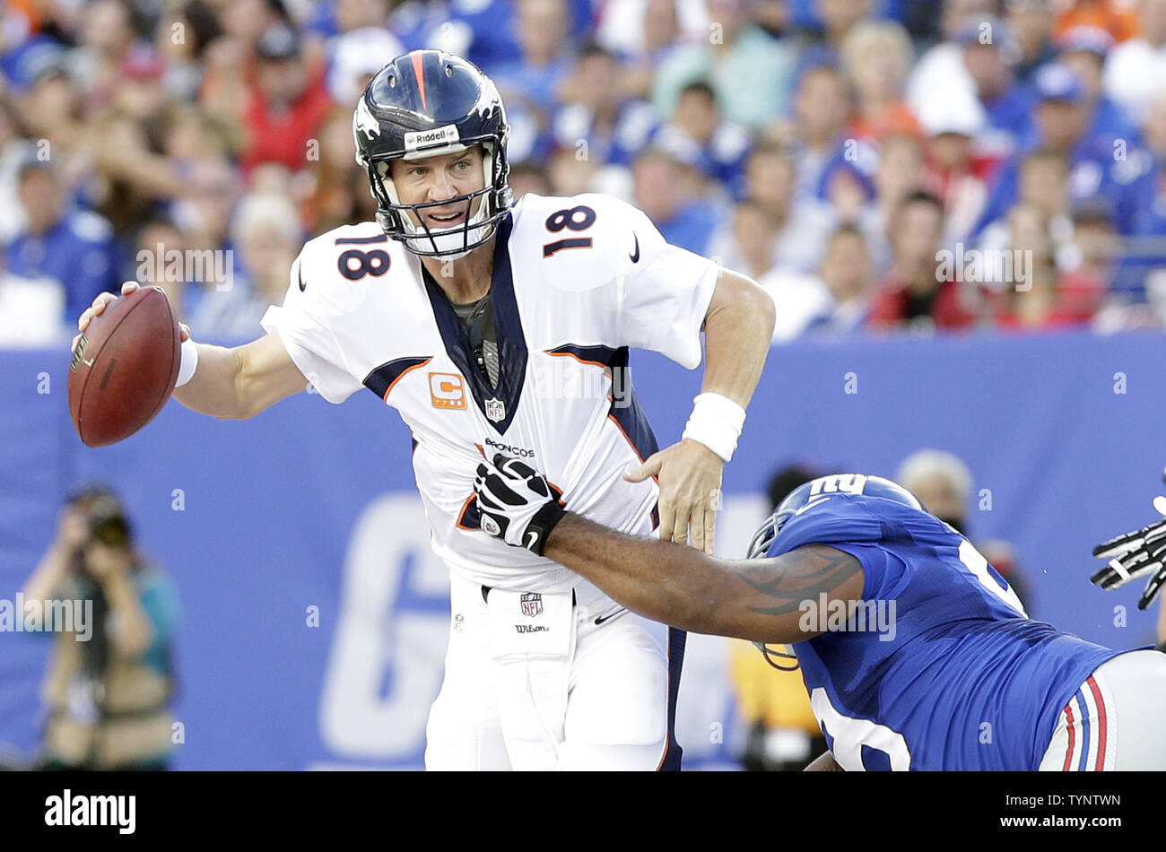 September 15, 2013: Denver Broncos head coach John Fox talks with New York  Giants head coach Tom Coughlin before the start of a week 2 NFL matchup bet  Stock Photo - Alamy