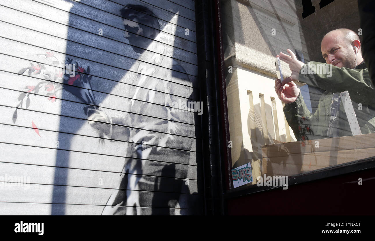 Tableau Banksy Waiting In Vain - Reproduction Sur Toile, Personnalisable Taille Et Couleur