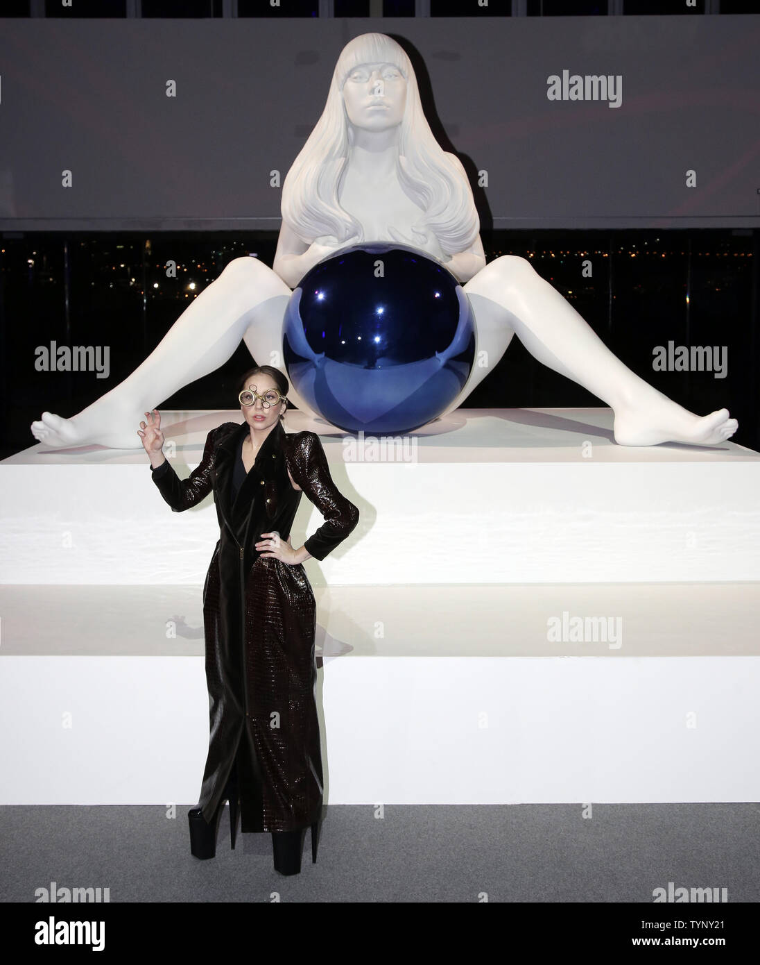 Lady gaga and jeff koons hi-res stock photography and images - Alamy