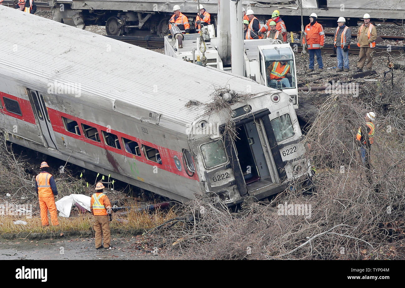 Crews, Investigators and Police prepare to lift and remove sections of a  Metro-North Train after it derailed on route to Grand Central Station the  day before in New York City on December, image size:1300x925