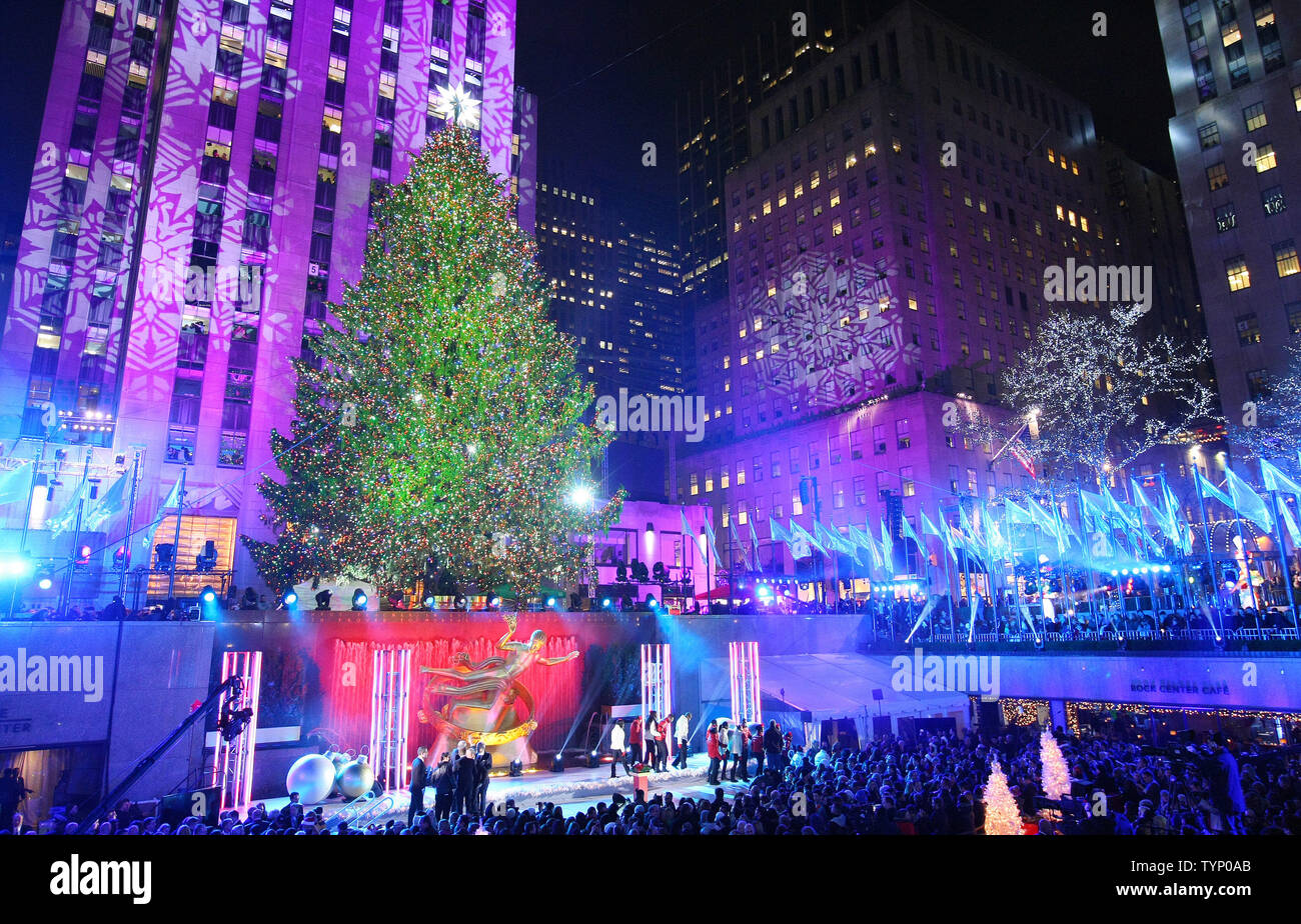 Gather around christmas tree hires stock photography and images Alamy