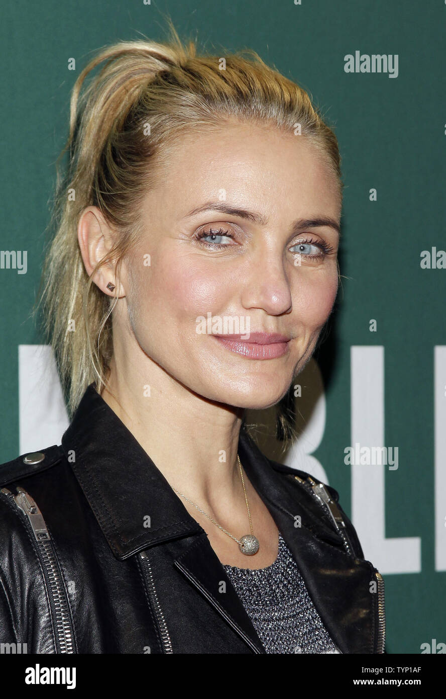 Cameron Diaz arrives to sign copies of her new book "The Body Book" at
