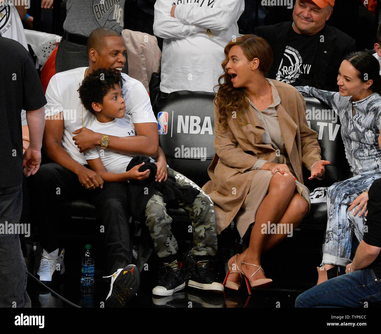 Fotos: Beyoncé e Jay Z assistem a jogo de basquete em NY - 03/11 