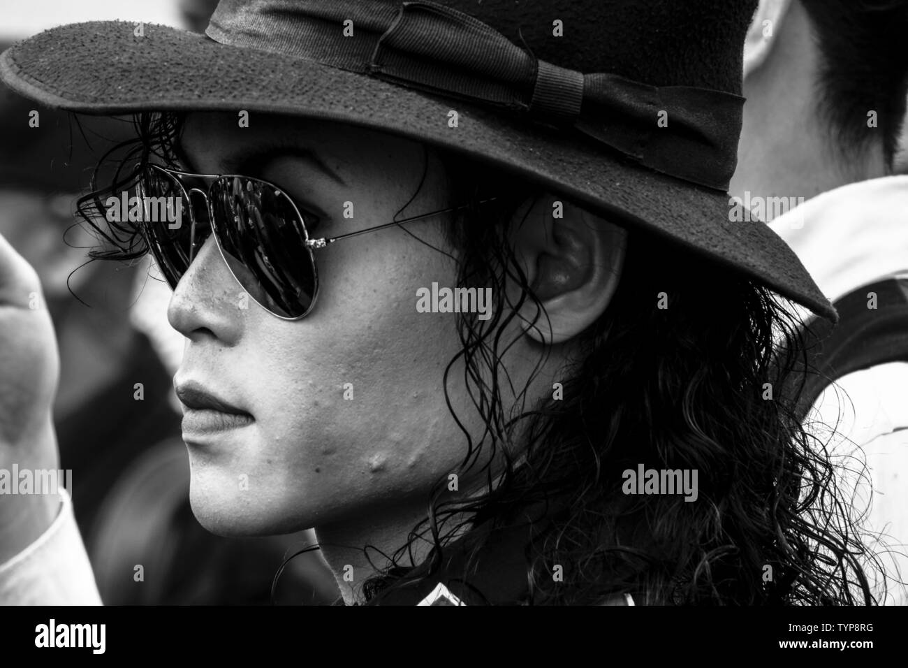 Los Angeles, CA, USA. 25th June, 2019. Fans and mourners come and pay respect to the king of pop, Michael Jackson. Credit: Jason Ryan/ZUMA Wire/Alamy Live News Stock Photo