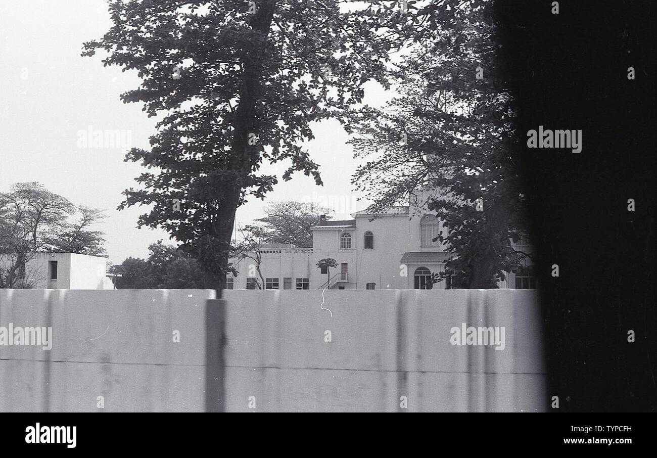 Behind Building WALL WITH BUILDING BEHIND IT Stock Photo - Alamy