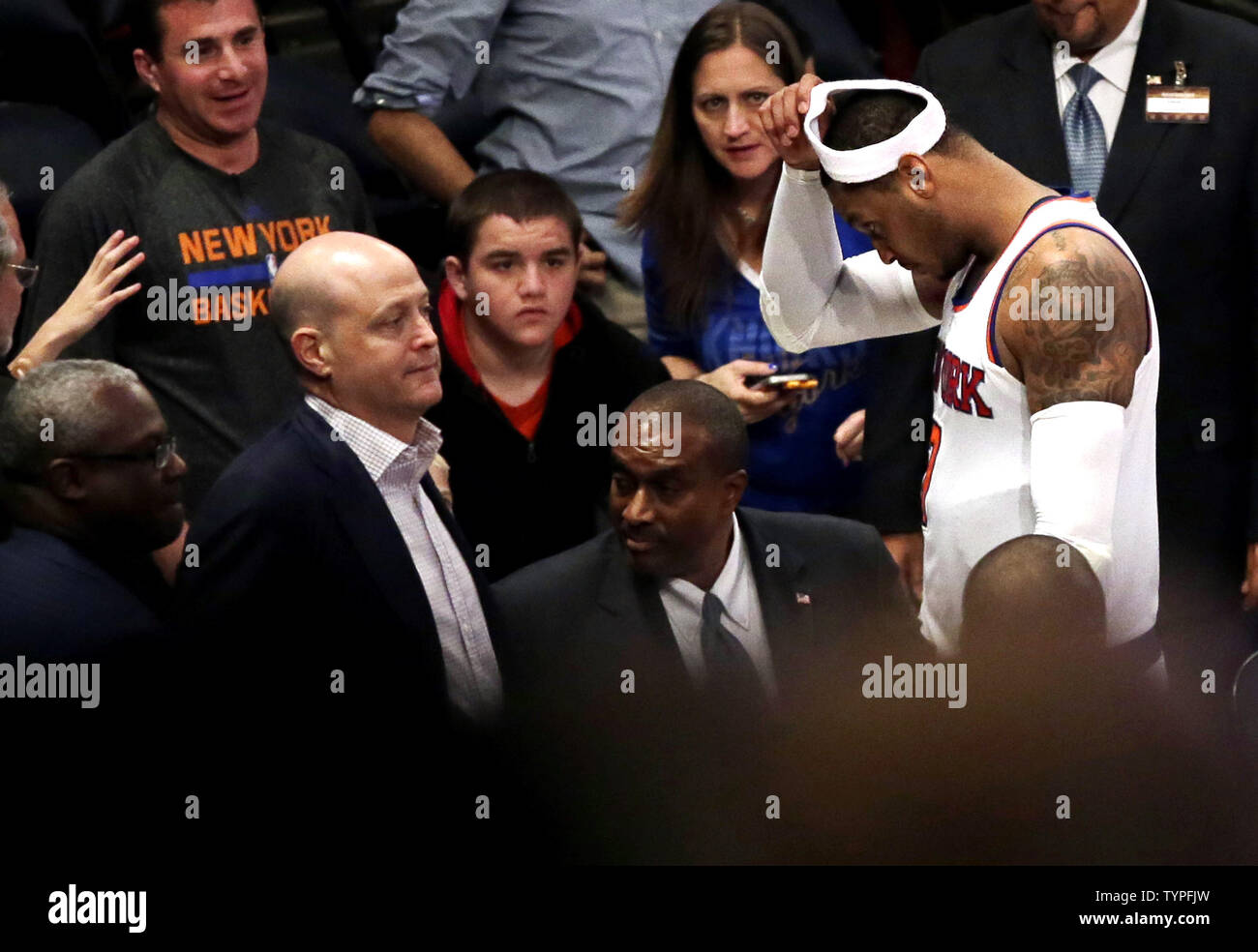 Video: Kid runs on to court during game to hug Knicks' Carmelo Anthony –  New York Daily News