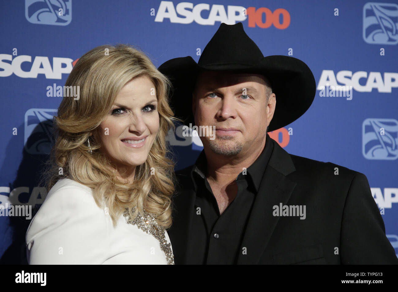 Trisha yearwood garth brooks pet hi-res stock photography and images - Alamy, image size:1300x954
