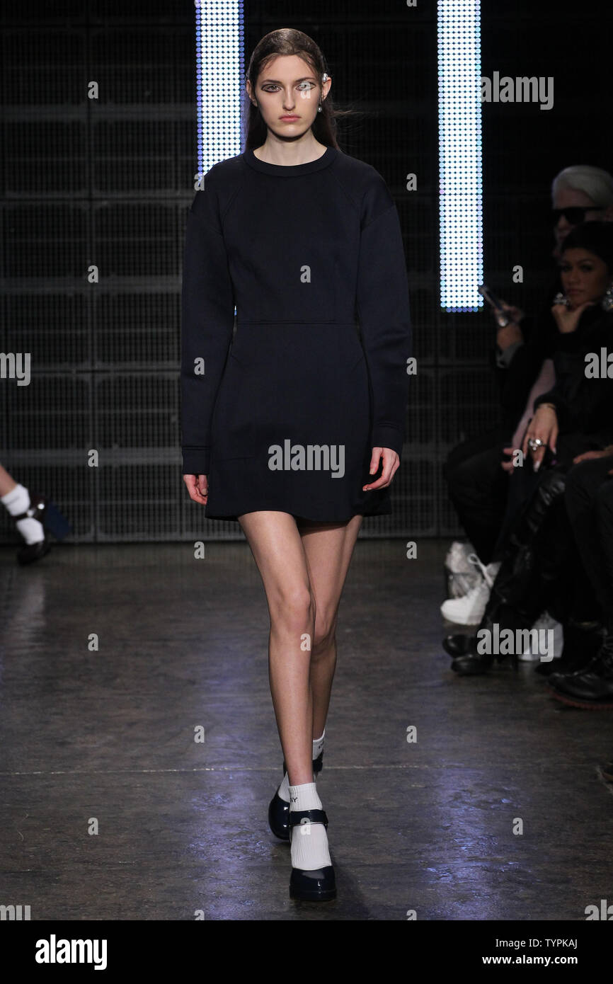 Dkny fashion show hi-res stock photography and images - Alamy