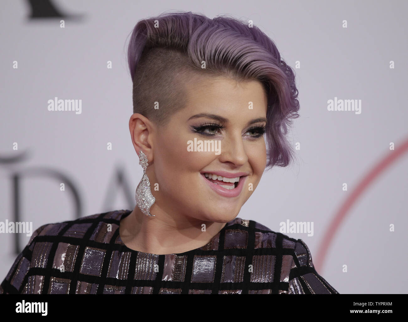 Kelly Osbourne arrives on the red carpet at the 2015 CFDA Fashion