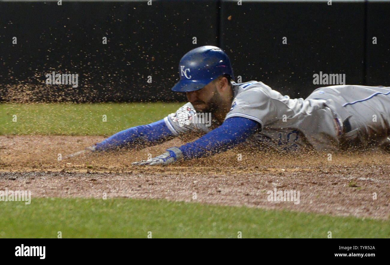 April 06, 2015: Eric Hosmer #35 of the Kansas City Royals waves to