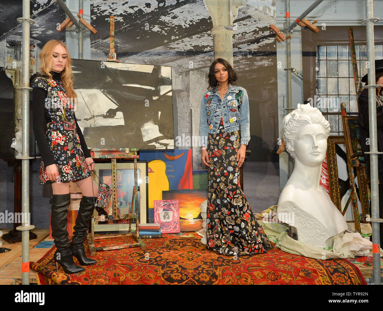 Alice olivia fall 2016 hi-res stock photography and images - Alamy