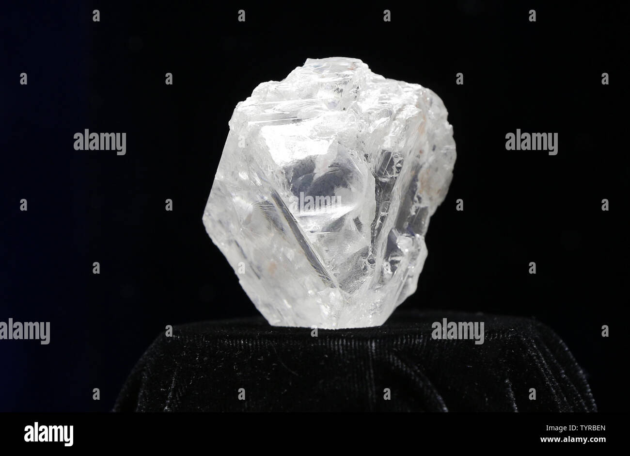 Rough diamond auction hi-res stock photography and images - Alamy