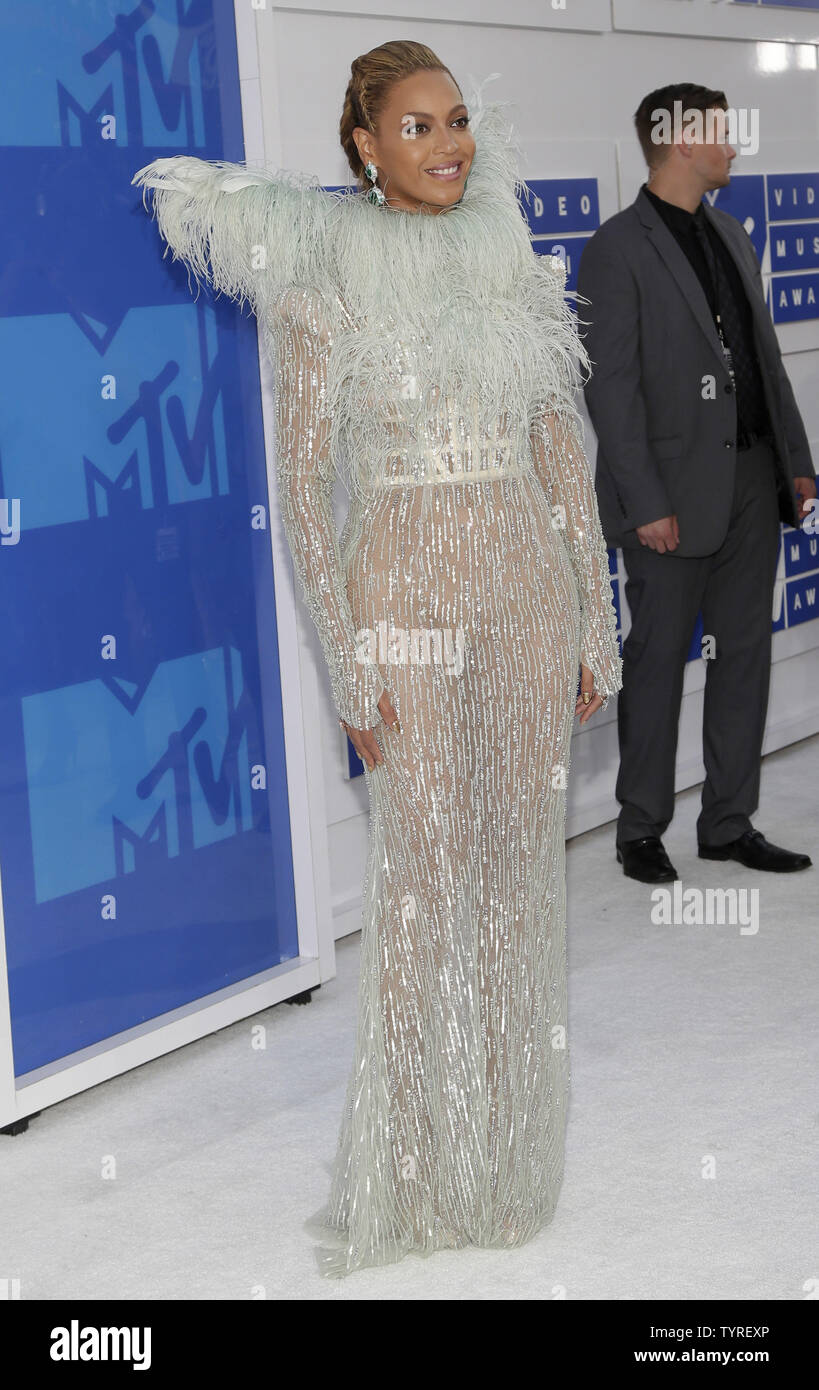 Beyonce Arrives On The Red Carpet At The 2016 Mtv Video