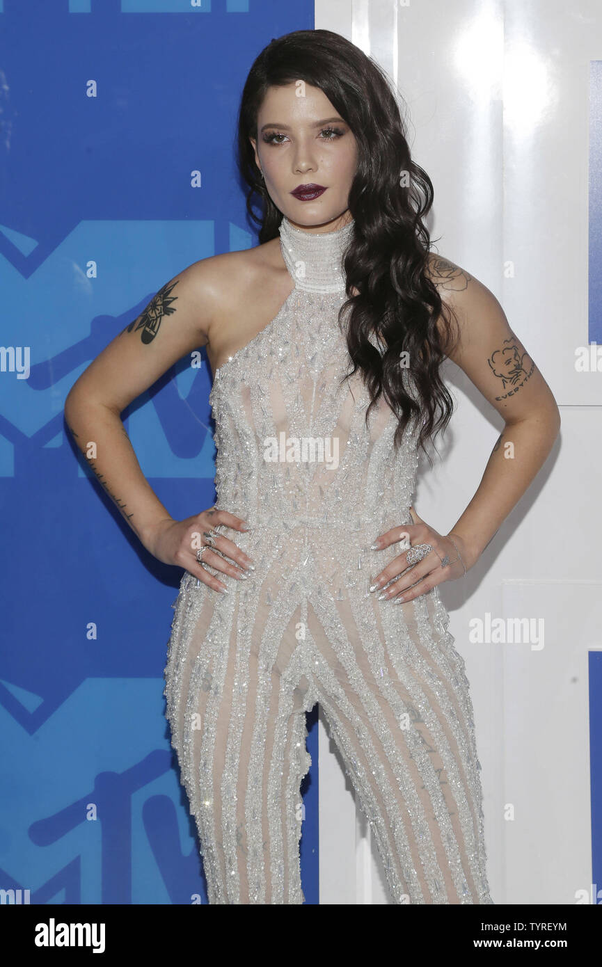 Halsey arrives on the red carpet at the 2016 MTV Video Music Awards at ...