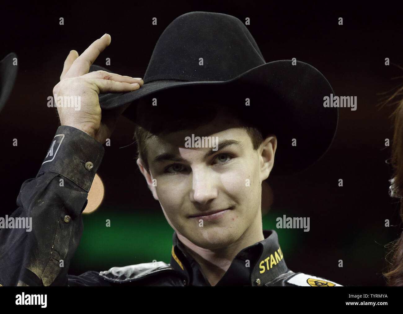 Champion Jess Lockwood tips his hat 