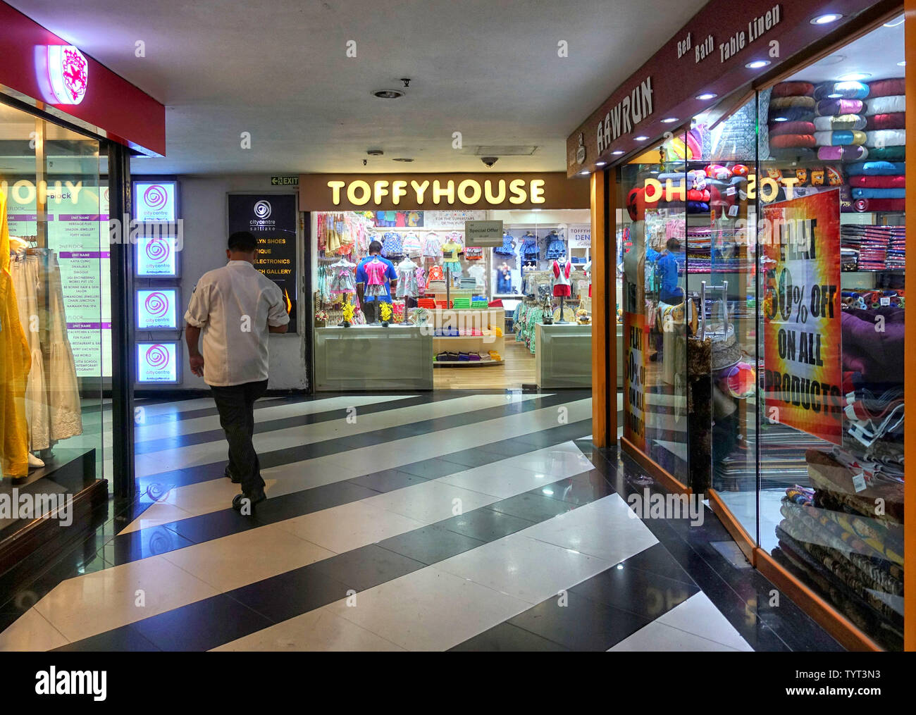 Adas shopping mall hires stock photography and images Alamy