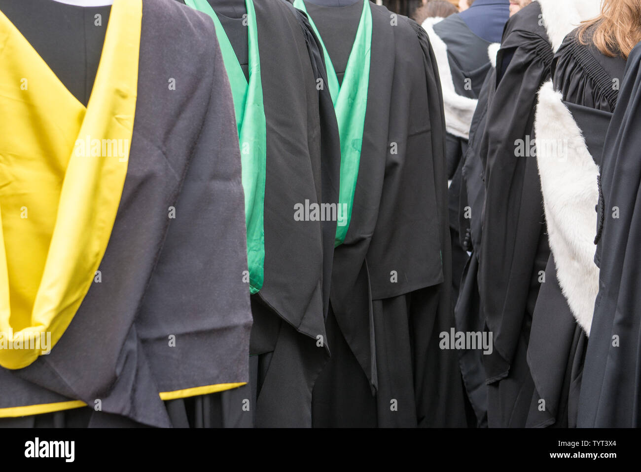 Aggregate more than 144 academic graduation gowns