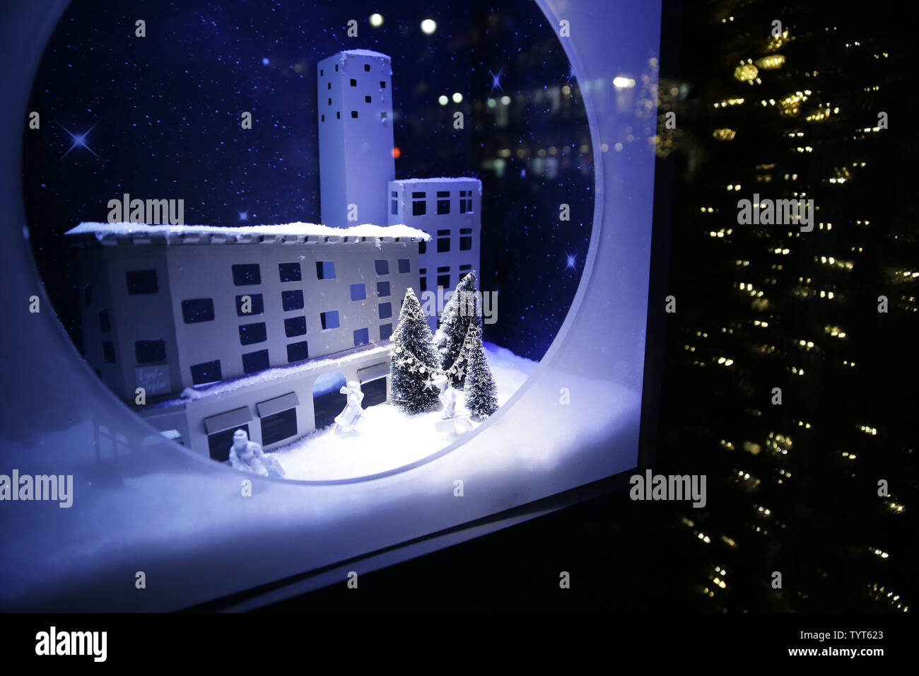 Lord Taylor 2022 Christmas Window Unveiling Lord And Taylor Christmas High Resolution Stock Photography And Images -  Alamy