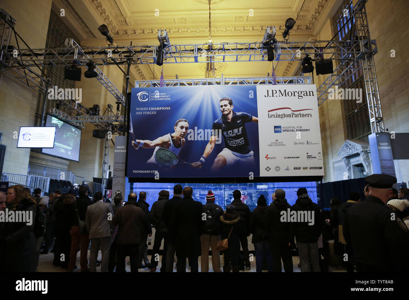 arbejder Betinget Egetræ Spectators stand in Vanderbilt Hall and watch the J.P. Morgan Tournament of  Champions Professional Squash Tournament in Grand Central Terminal in New  York City on January 18, 2018. The annual tournament is