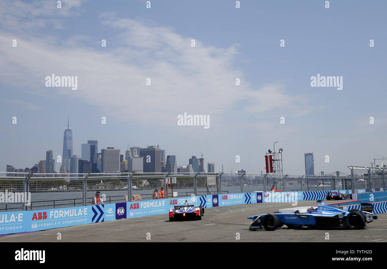 Cars race around the track during qualifying rounds at the FIA Formula ...