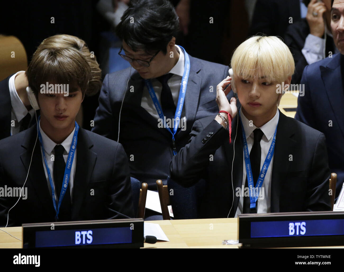 BTS - Worldwide 방탄소년단 - Kim Taehyung at the Airport on his