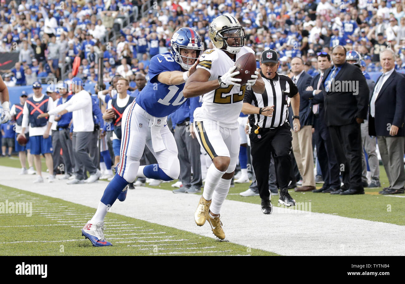 New York Giants quarterback Eli Manning releases a pass in the second  quarter against the Dallas Cowboys at Giants Stadium in East Rutherford,  New Jersey on November 11, 2007. (UPI Photo/John Angelillo