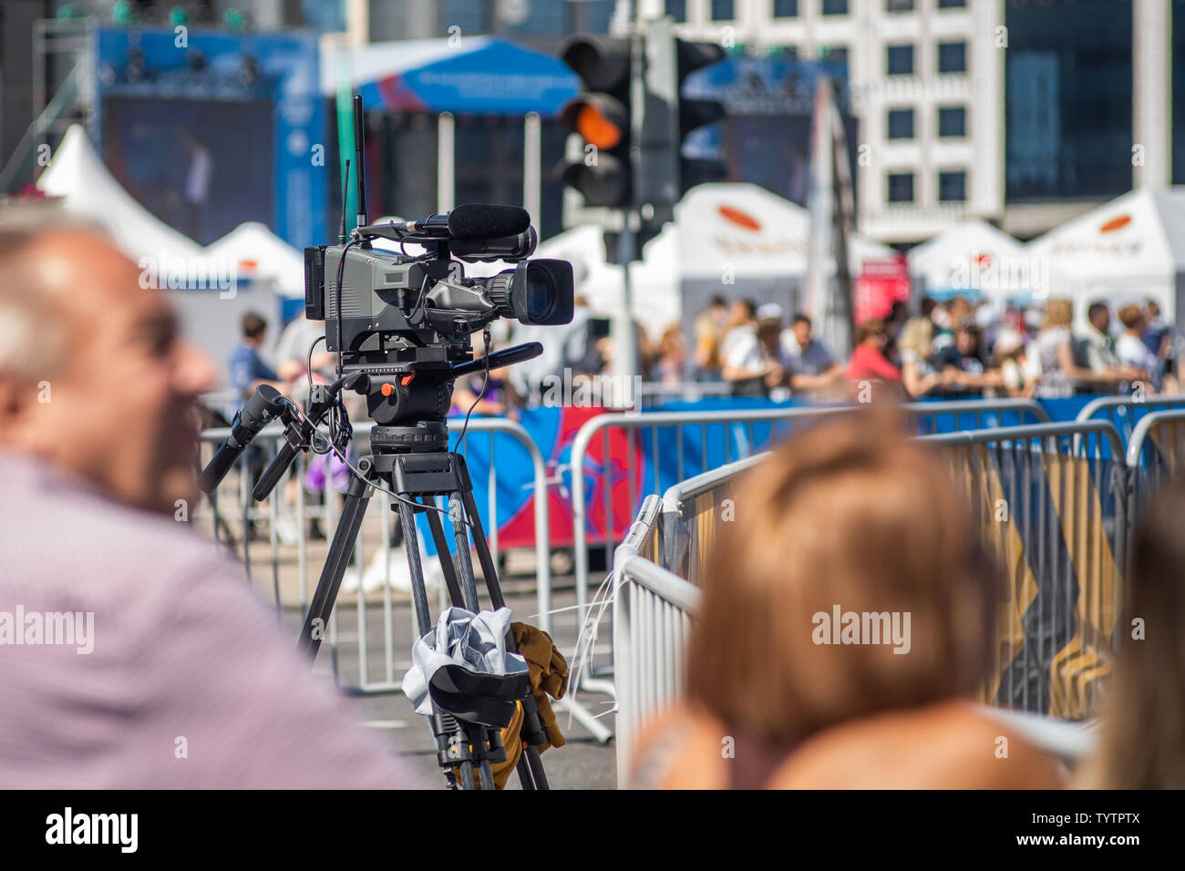 Tv camera operator hi-res stock photography and images - Alamy
