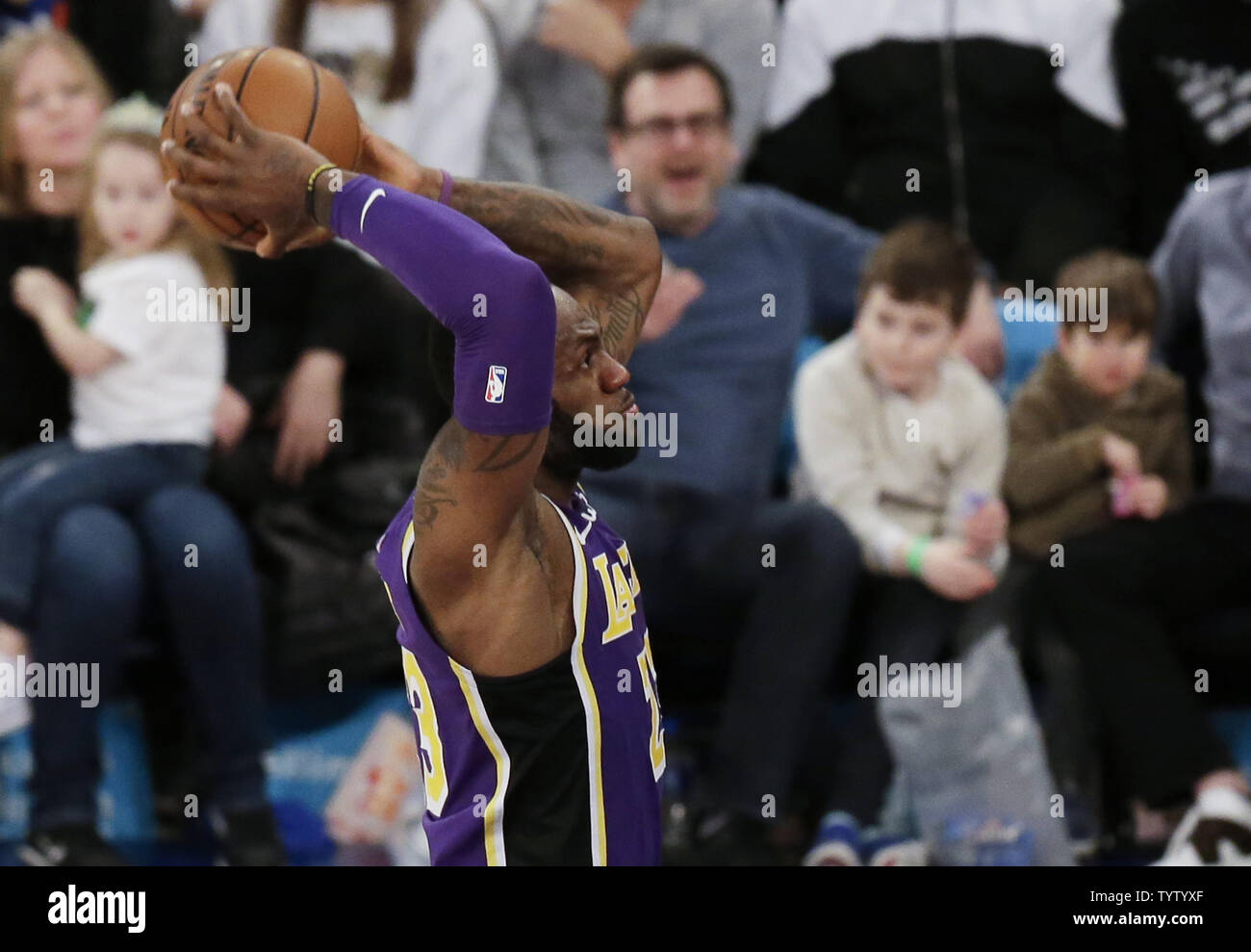 Lebron james lakers dunk hi-res stock photography and images - Alamy