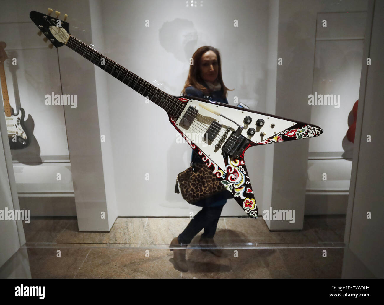 Flying sales b guitar