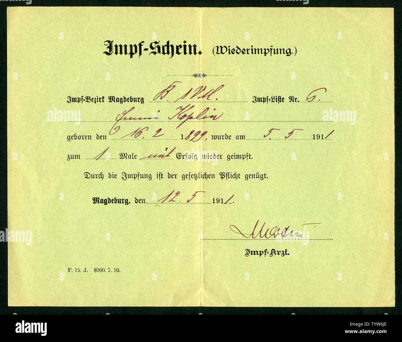 Europa, Deutschland, Sachsen-Anhalt, Magdeburg, grüner Impfschein ( Wiederimpfung ), Vorderseite, ausgestellt am 12. 05. 1911 . / Europe, Germany, Sa Stock Photo
